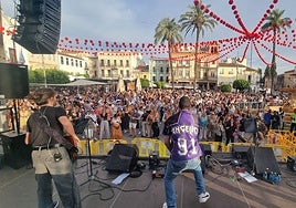 Público asistente a la fiesta Súper EGB en la Plaza de España.