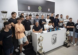 Jugadores y cuerpo técnico en la sala de prensa del Nuevo Vivero en la lectura del comunicado.