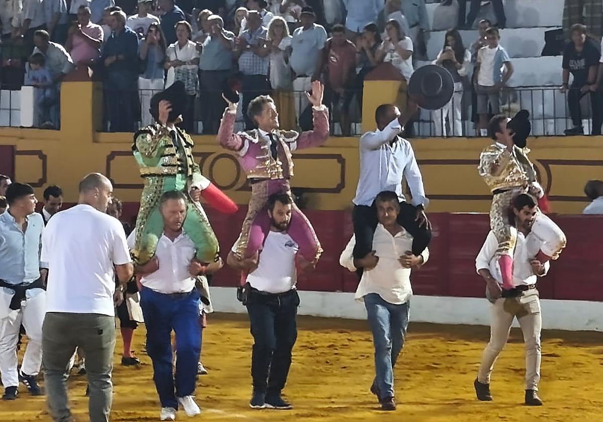 Los tres matadores y el mayoral de la ganadería de Juan Albarrán.