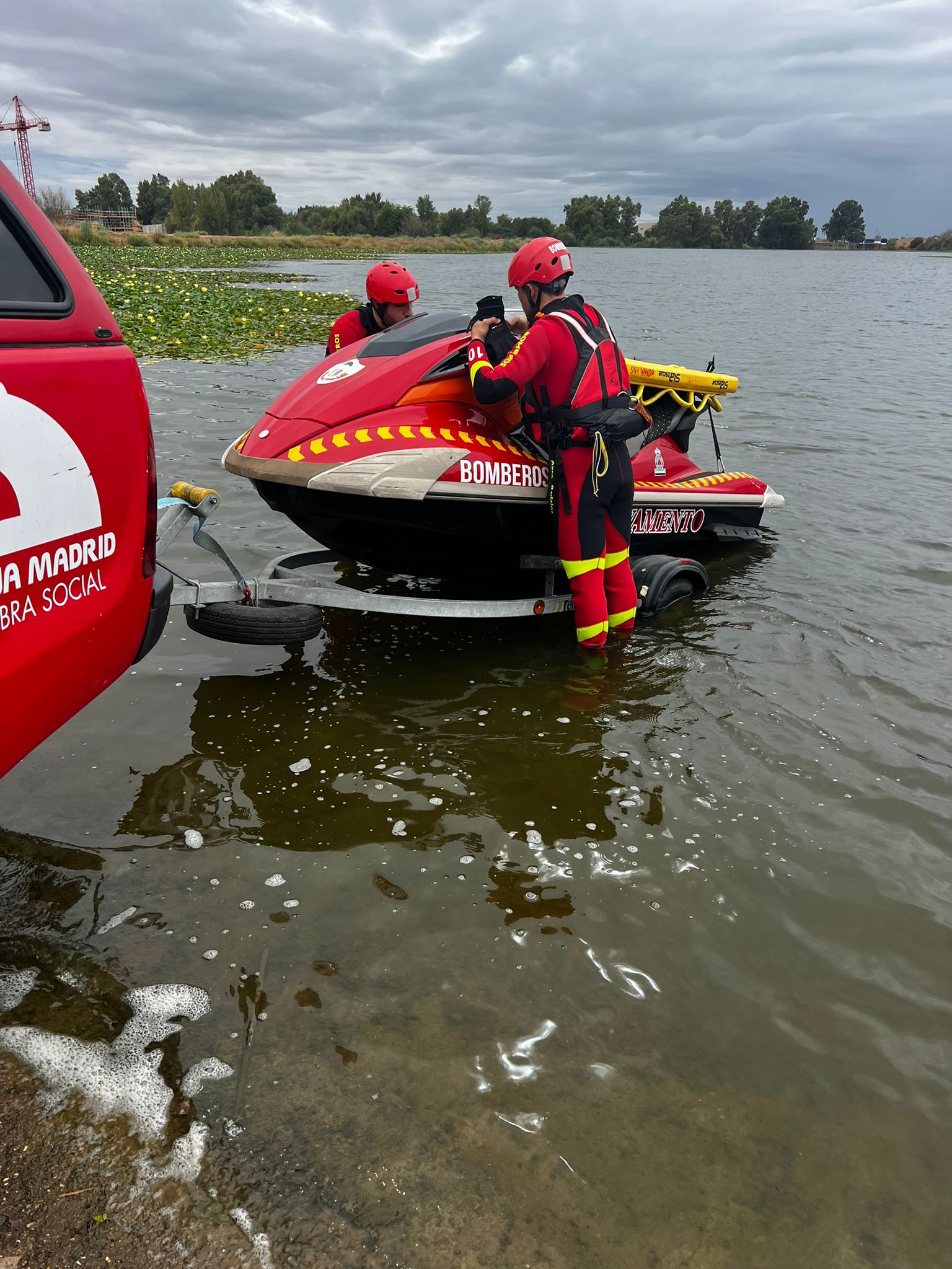 Moto de agua utilizada por los bomberos para localizar el cuerpo sin vida de la persona precipitada desde el Puente Real de Badajoz.