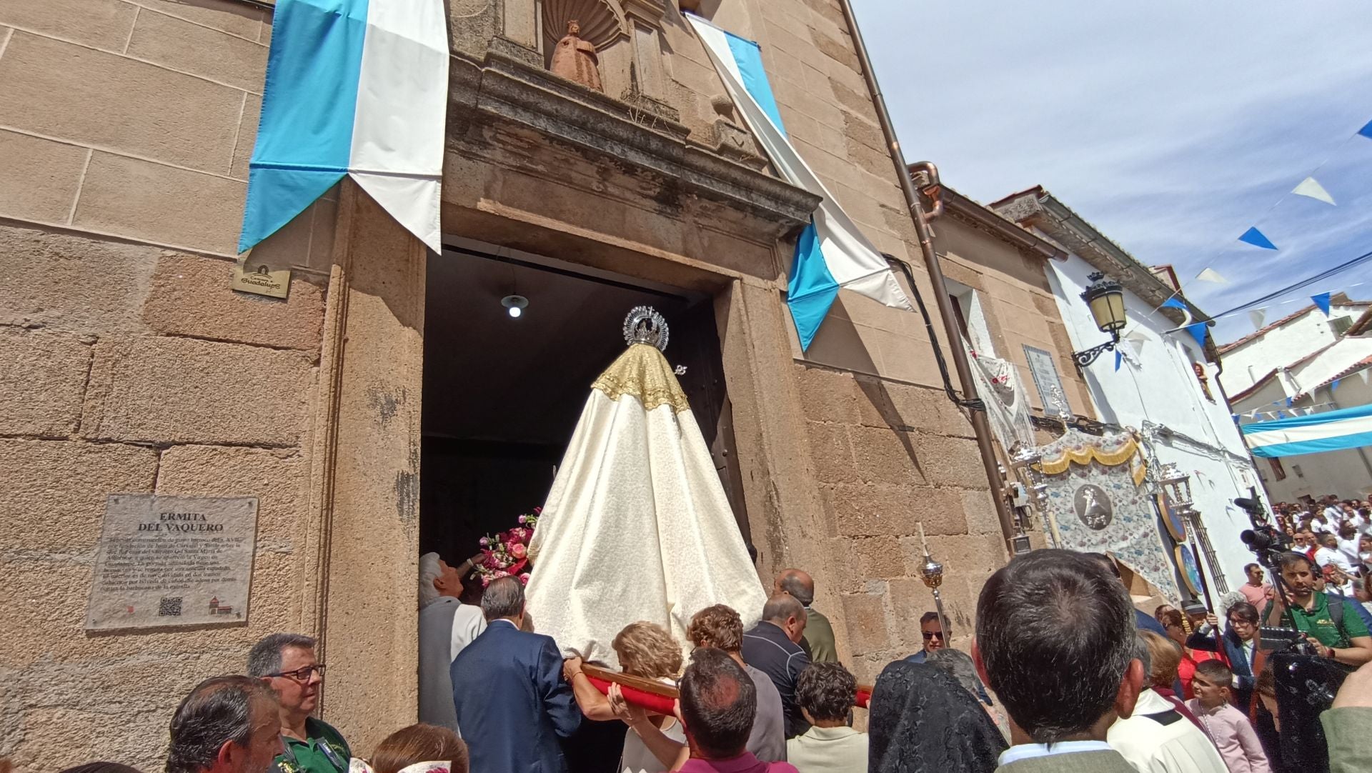 Fotos | La ermita del Vaquero abraza a su Virgen