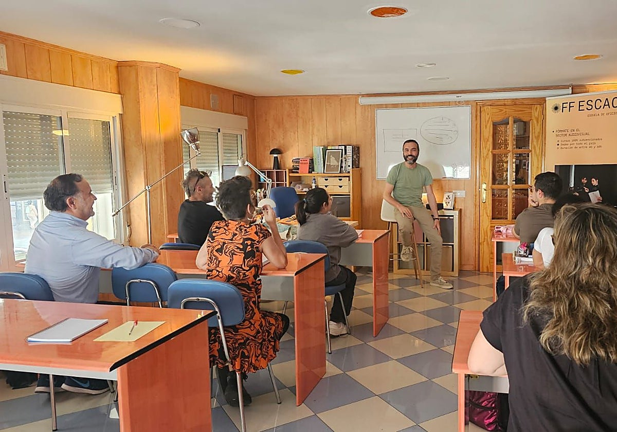 Miguel Ángel Carmona imparte un curso de escritura rápida en la escuela.