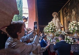 Procesión de la Virgen de Guadalupe por la basílica y el claustro mudéjar del Monasterio.