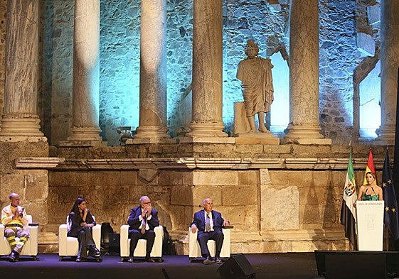 Los galardonados con las Medallas de Extremadura siguen la intervención de la presidenta extremeña, María Guardiola.