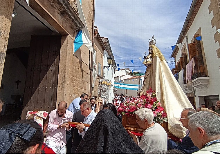 Llegada de la imagen de la Virgen de Guadalupe del Vaquero a su ermita en la calle Caleros.