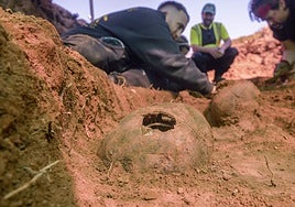Expertos trabajando en una exhumación.