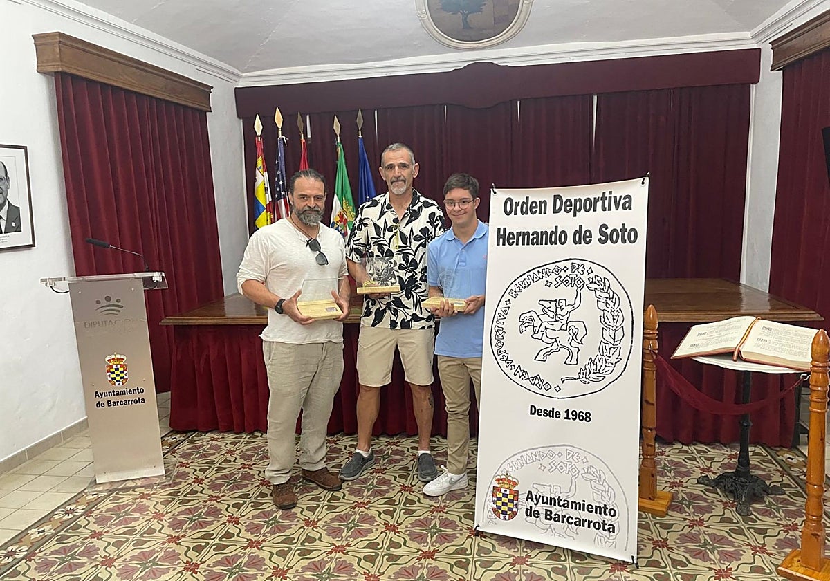 Kini Carrasco, Guillermo Gracias e Iñaki Baztán recogen la Orden Deportiva Hernando de Soto