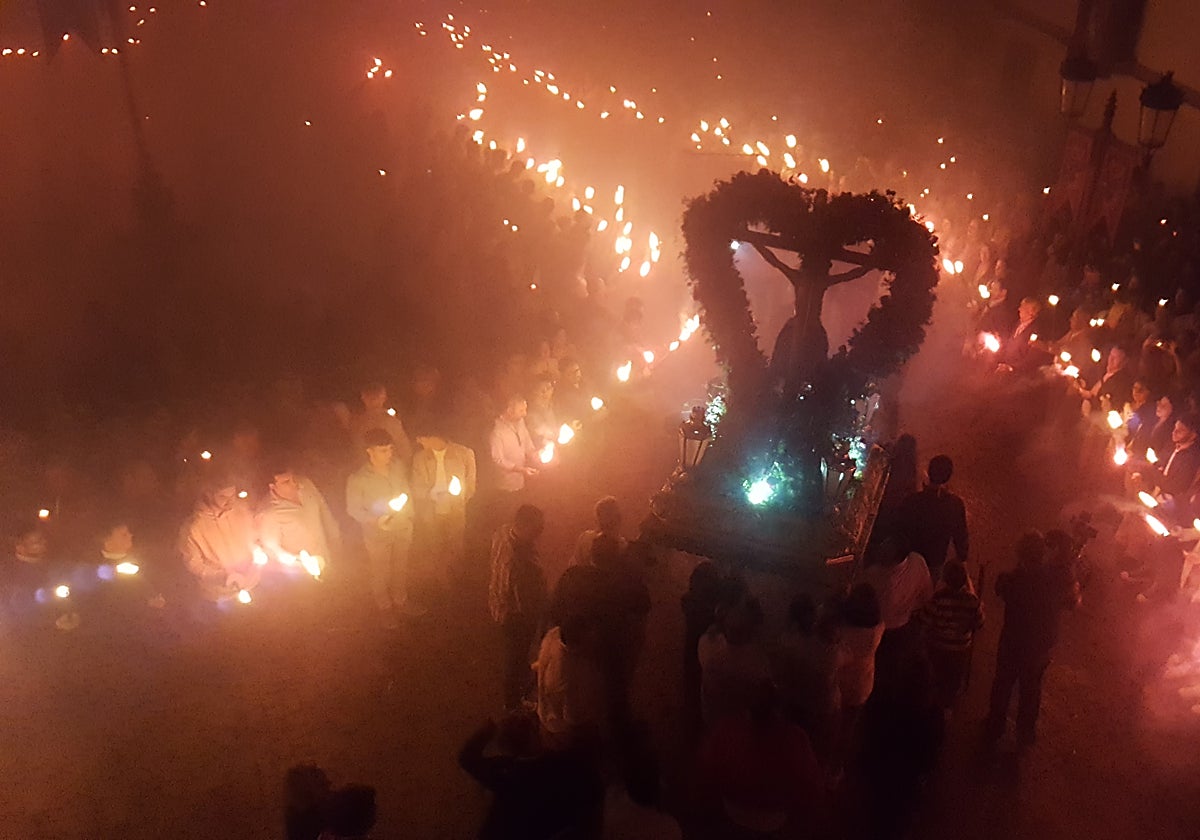Procesión de las Antorchas en Salvatierra, con el Cristo de las Misericordias en la Plaza de España.