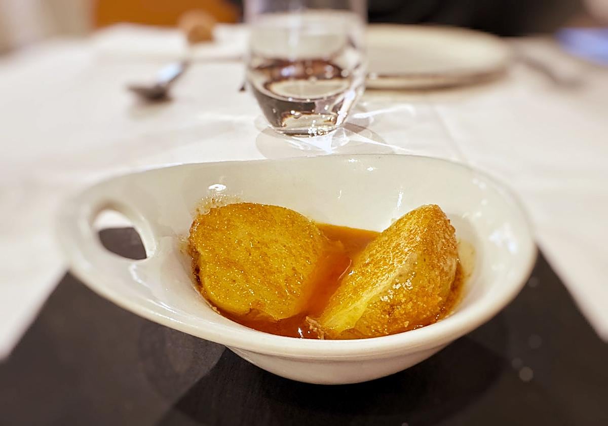 Imagen principal - Aperitivo, gazpacho de cereza y pan.