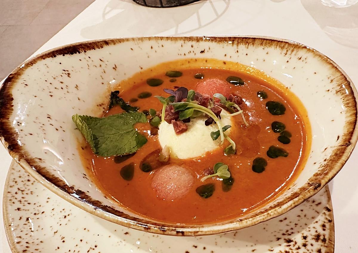 Imagen secundaria 1 - Aperitivo, gazpacho de cereza y pan.