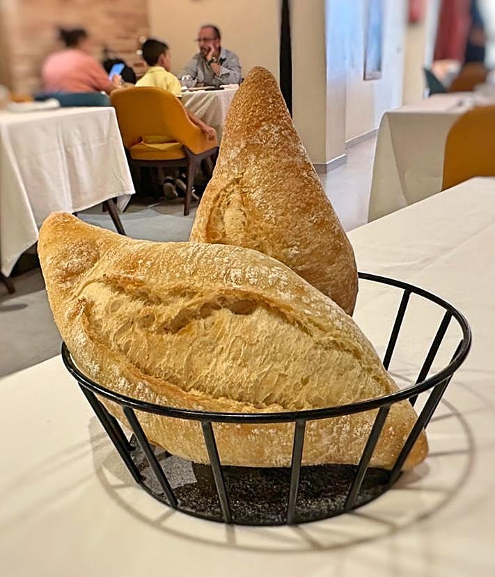 Imagen secundaria 2 - Aperitivo, gazpacho de cereza y pan.