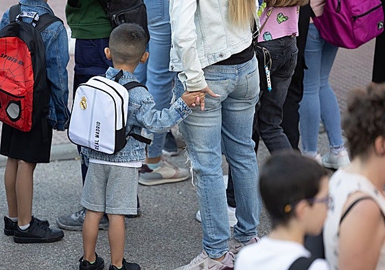 Imagen de archivo de un inIcio de curso escolar, con niños esperando a entrar en el colegio.