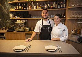 Álvaro Serrano y Elena Ruiz han apostado por una barra gastronómica en la que emplatan delante del comensal.