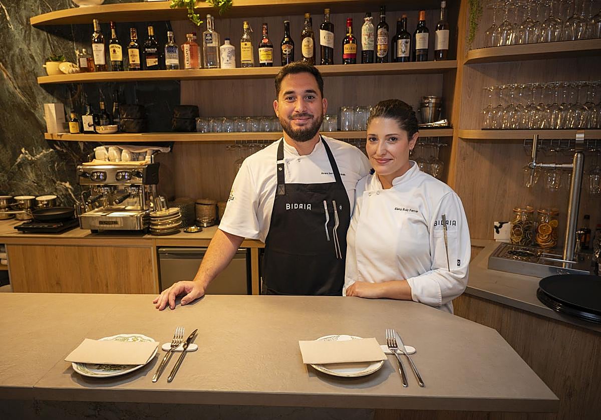 Álvaro Serrano y Elena Ruiz han apostado por una barra gastronómica en la que emplatan delante del comensal.