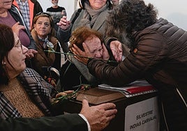 Silvestra Indias Sánchez recoge los restos de su padre en un acto en la Casa de la Cultura de Feria en 2023.