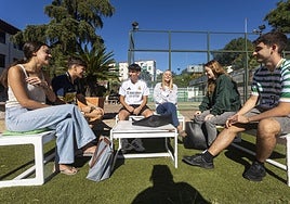Colegiales de nuevo ingreso charlan con veteranos en las instalaciones exteriores del colegio mayor Antonio Franco de Cáceres el primer día del curso universitario.
