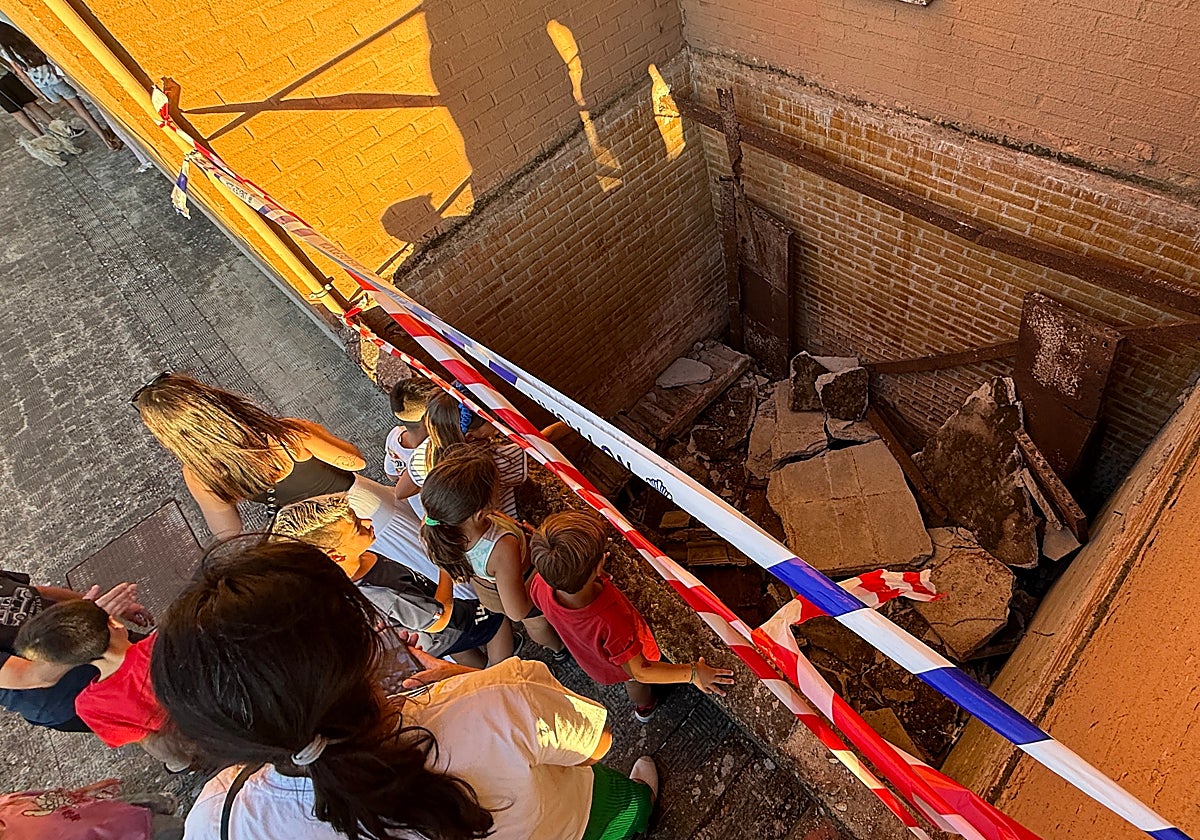 Algunos de los niños que participaban del cumpleaños observan la zona del desplome.