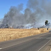 La Policía comienza a cortar el tráfico esta tarde en la carretera de la Corte.