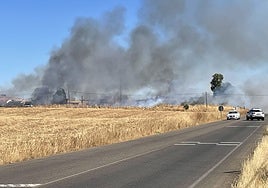 La Policía comienza a cortar el tráfico esta tarde en la carretera de la Corte.
