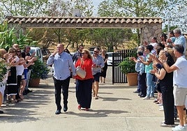 Juli y MariPé ovacionados a su llegada a la comida de homenaje.