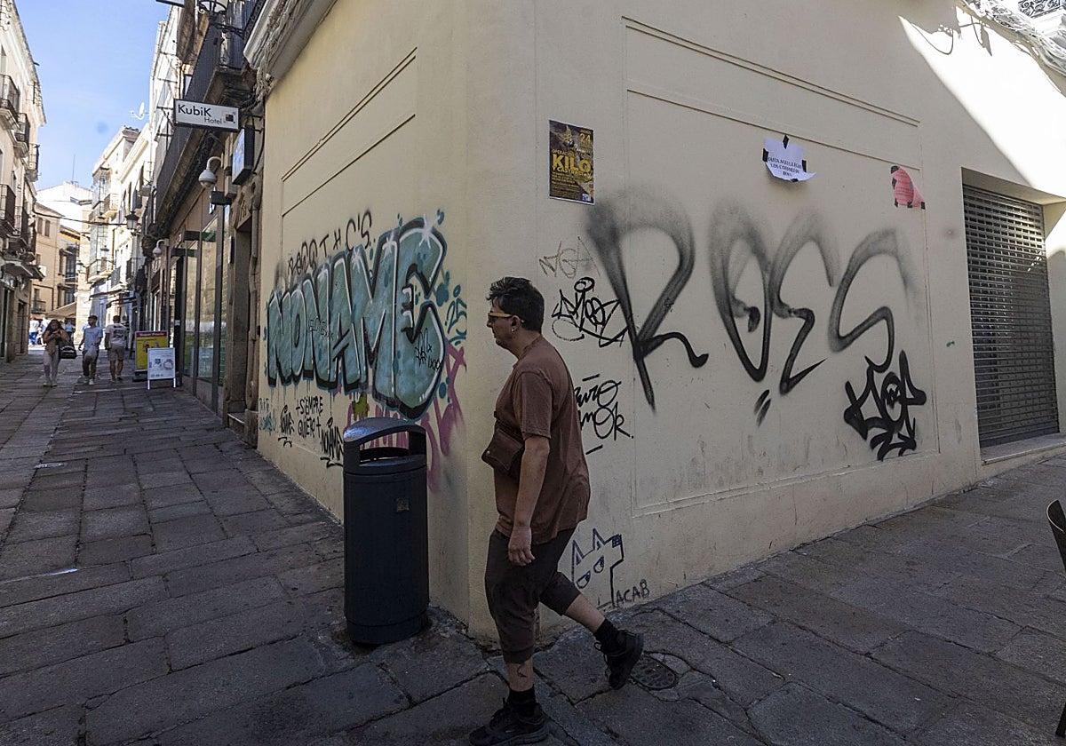 Estado en el que se encuentra la fachada del edificio Pintores-Moret, que se arregló tras años de abandono en junio de 2024.