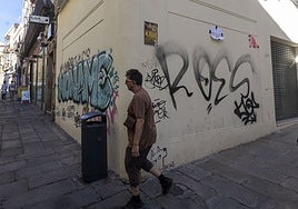 Estado en el que se encuentra la fachada del edificio Pintores-Moret, que se arregló tras años de abandono en junio de 2024.