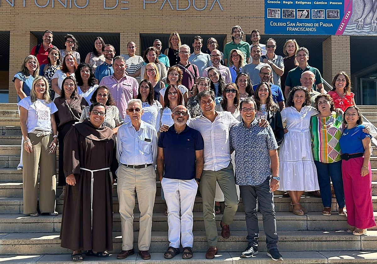 Foto del primer claustro del curso 2025/2026 del colegio San Antonio de Cáceres. En la primera fila, de izquierda a derecha, fray Javier, fray Guillermo y Manuel Díaz Buiza junto al equipo docente del centro.