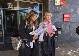 El abogado García Montes a la salida de la Audiencia Provincial de Cáceres.