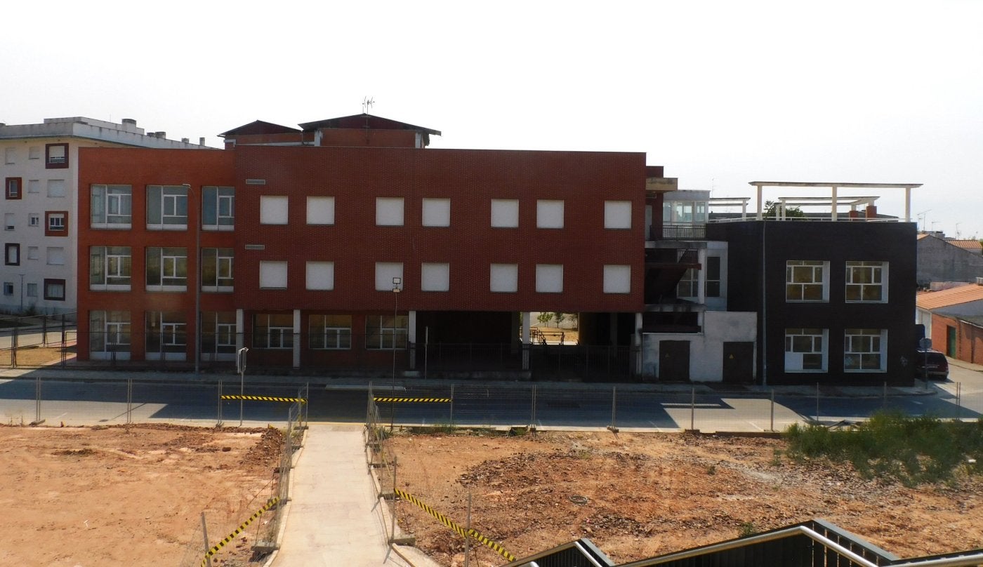 La residencia de mayores municipal lleva años esperando tener uso.