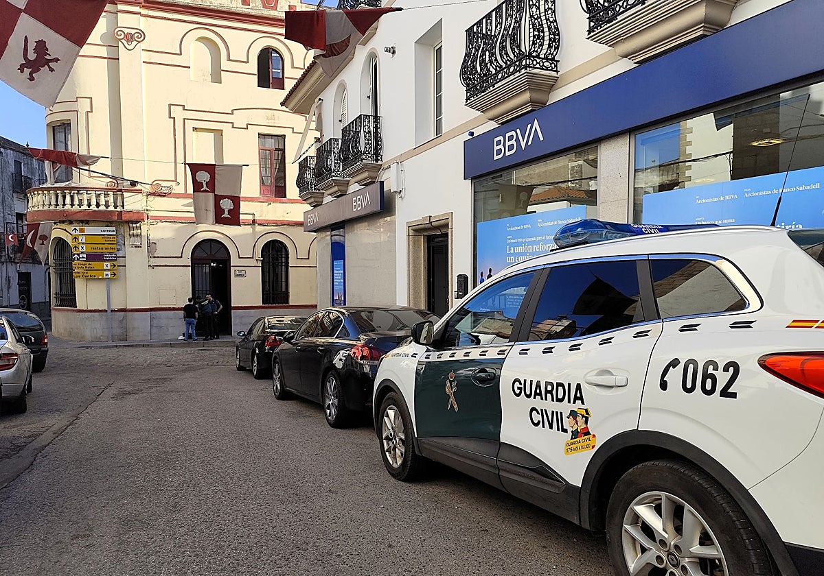 La Guardia Civil durante la investigación del robo.