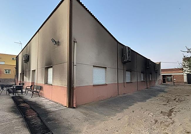 El humo alcanzó la fachada de la residencia.