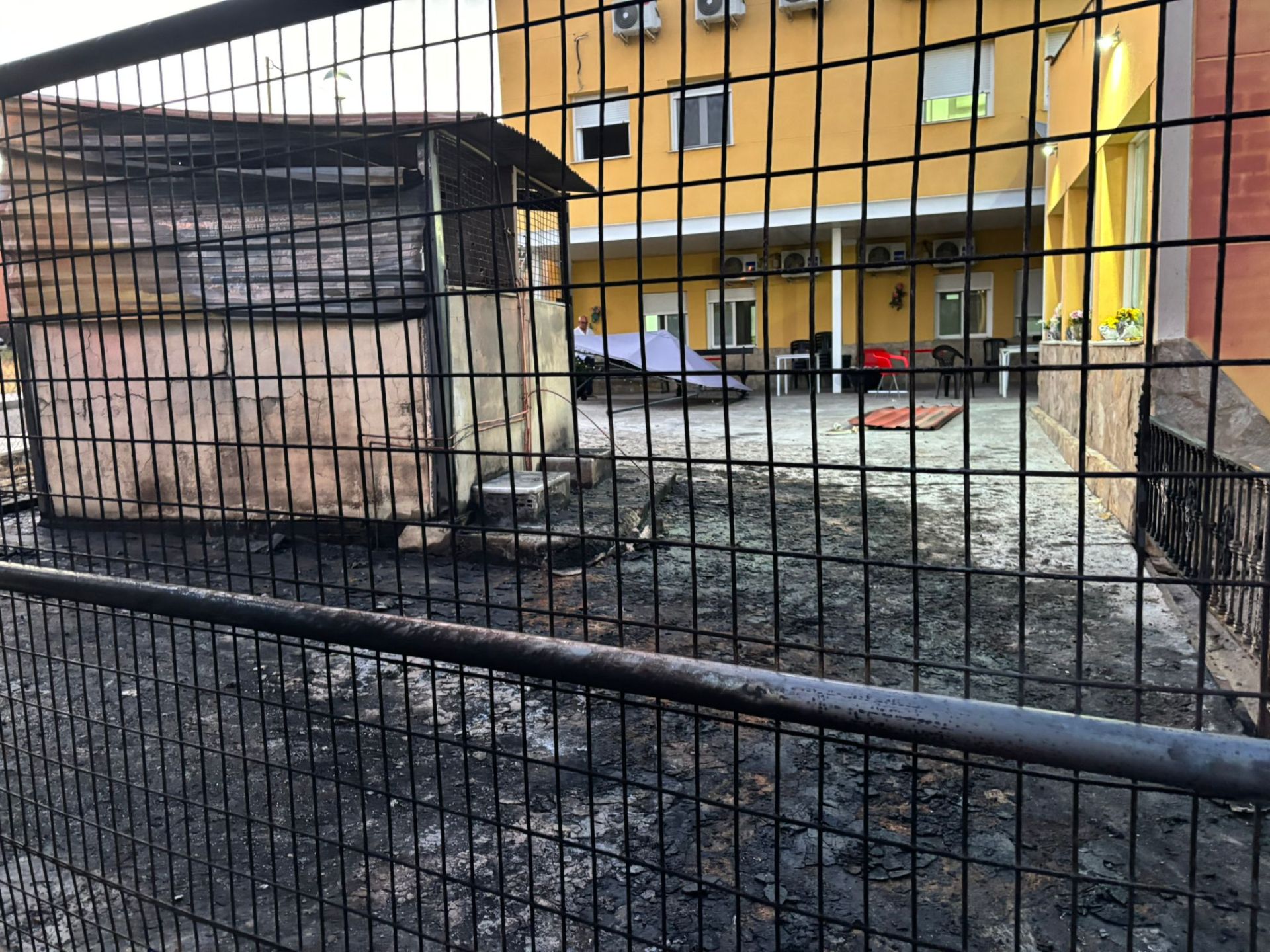 Los bomberos sofocan un incendio en el exterior de la residencia de Arroyo de San Serván