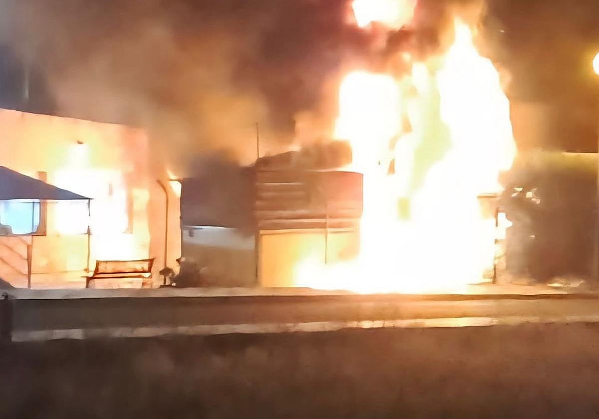 Los bomberos sofocan un incendio en el exterior de la residencia de Arroyo de San Serván