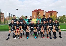 Imagen de una foto de grupo del equipo Global, que no dispone de pista para entrenar.