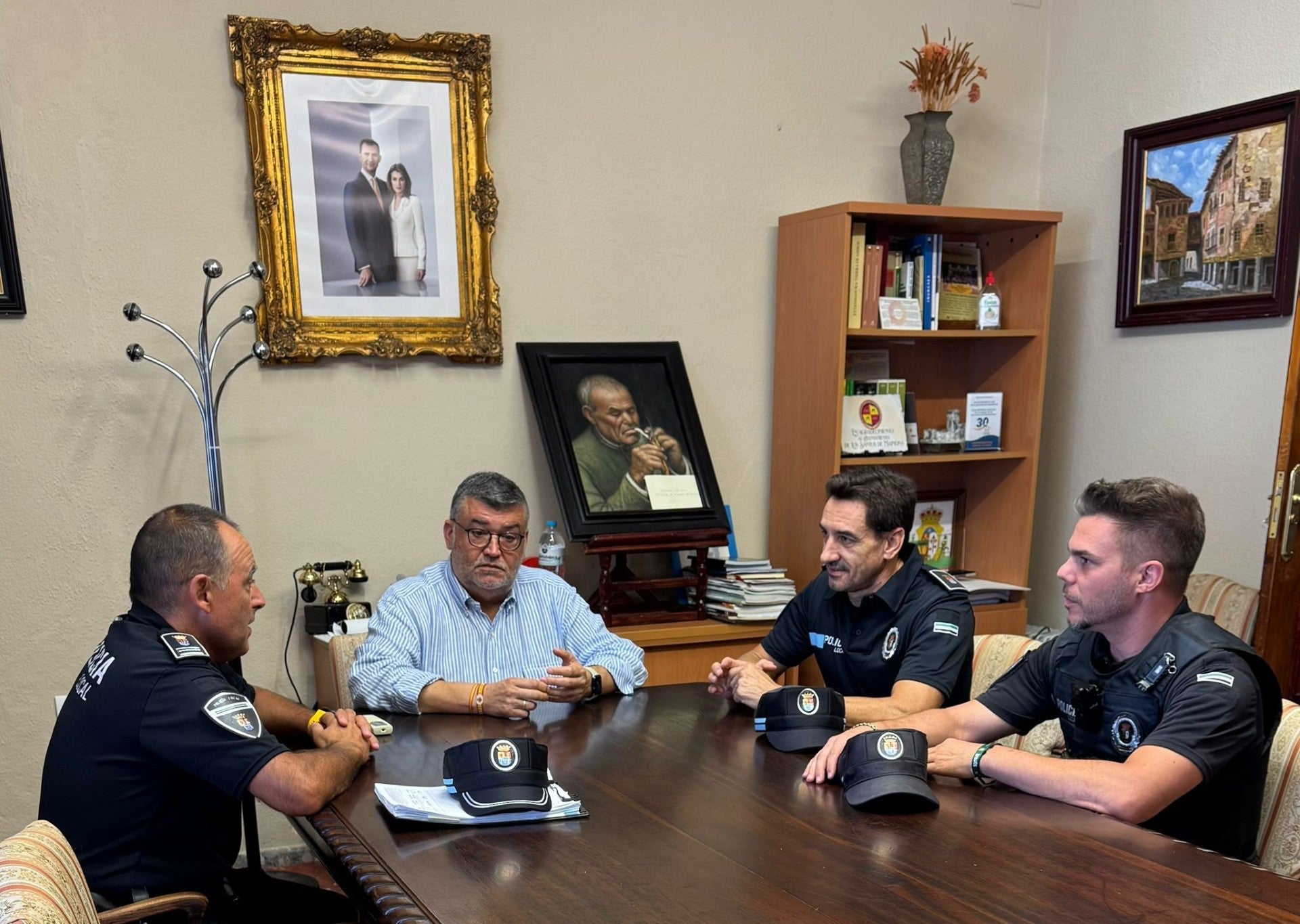 El alcalde de Los Santos de Maimona, Manuel Lavado Barroso, recibe a los agentes de la Policía Local, Rubén Darío Jiménez Aguza y Francisco Javier Gómez Domínguez