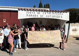 Padres y alumnos en Bienvenida protestaron ayer en la parada del autobús.