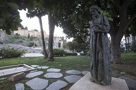 Estatua erigida en honor de Salomón Ibn Gabirol en su Málaga natal.