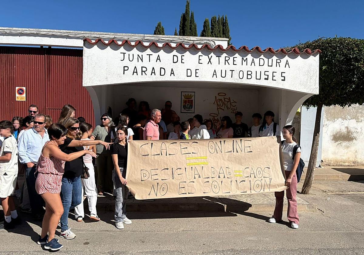 Padres y alumnos en Bienvenida protestaron este viernes en la parada del autobús.