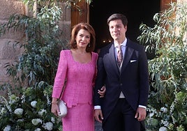 Guillermo Fernández Martínez junto a su madre, María Luisa Martínez, a las puertas de Santa Eulalia.