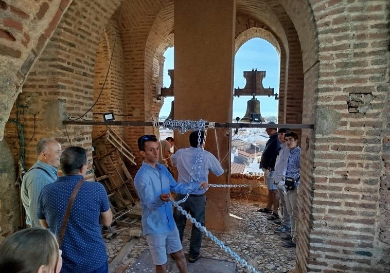 Las campanas repican con toque manual en Fuente del Maestre