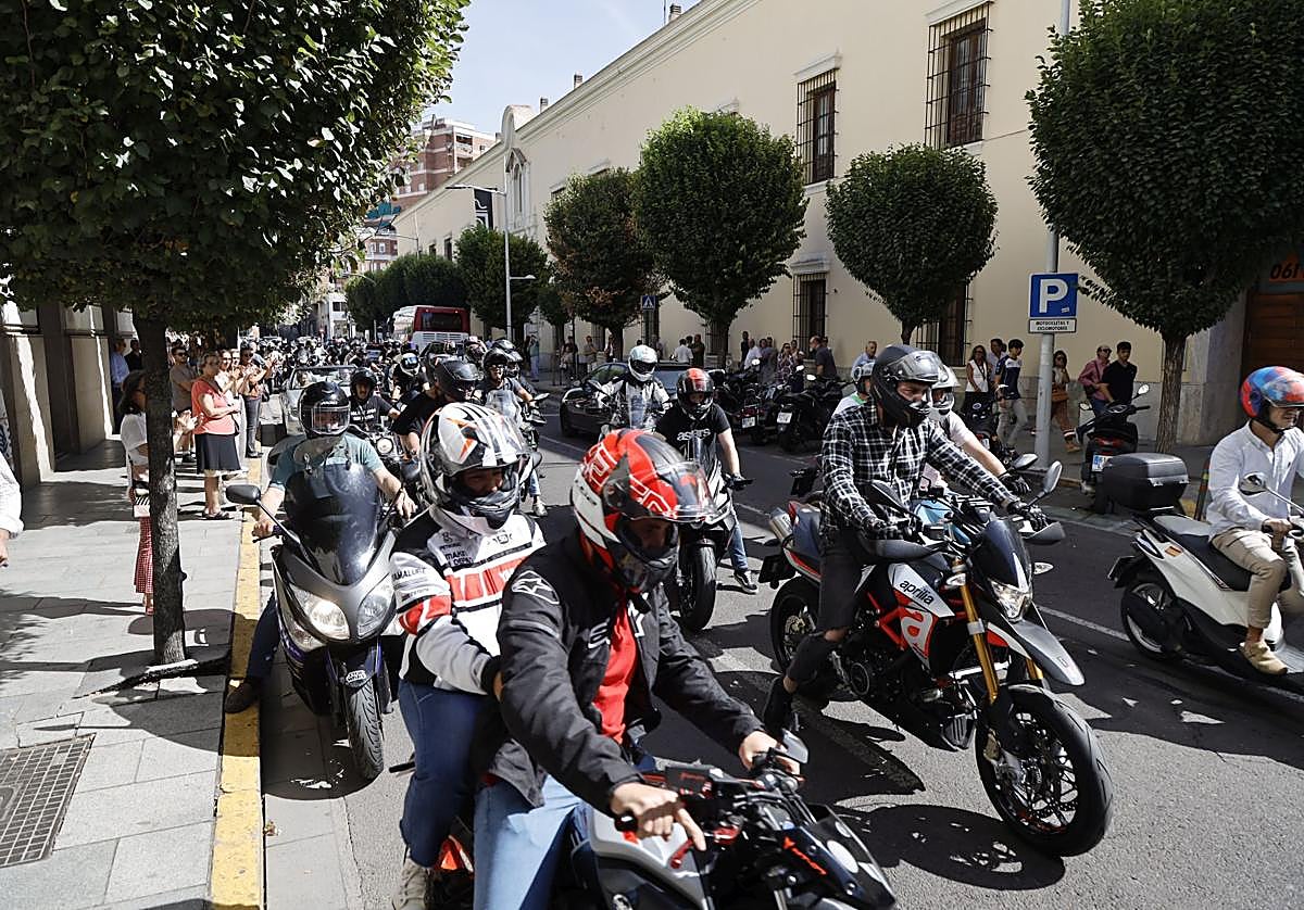 Moteros tras la misa celebrada en memoria de Marcos Gaspar en la iglesia San Juan de Ribera.
