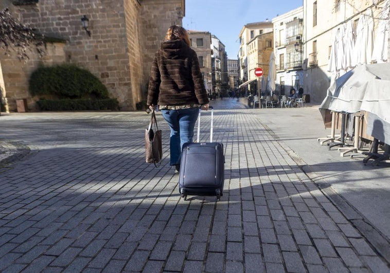 Vivienda notifica 181 pisos turísticos ilegales en Extremadura en una lista encabezada por Cáceres
