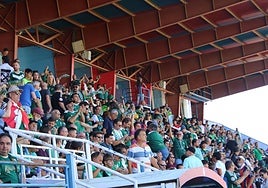 La afición del Cacereño respondió al acompañar a su equipo en su exilio al Francisco de la Hera de Almendralejo.
