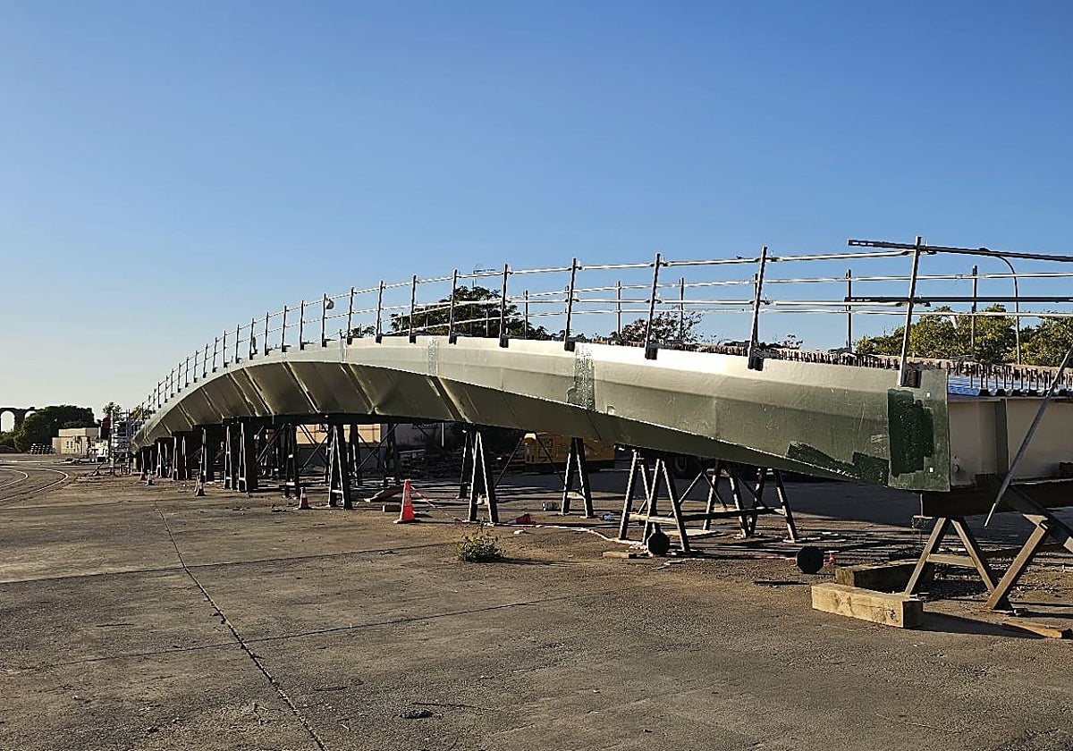Pasarela peatonal ya ensamblada en las instalaciones de la estación de trenes.