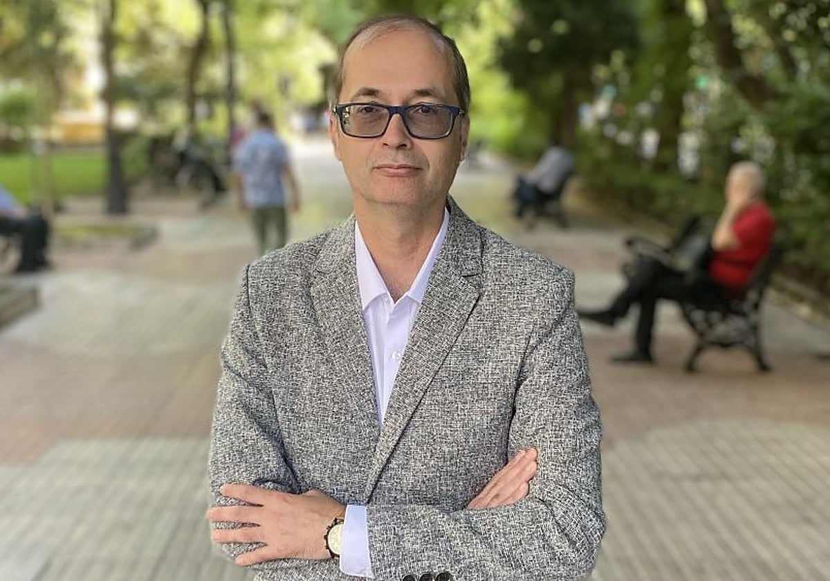 Francisco Flores, en una foto reciente tomada en el Paseo de Cánovas de Cáceres.