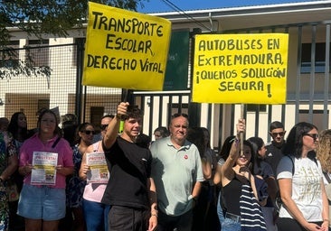 Cientos de familias se manifiestan por el transporte escolar: «Nos han abandonado, es vergonzoso»