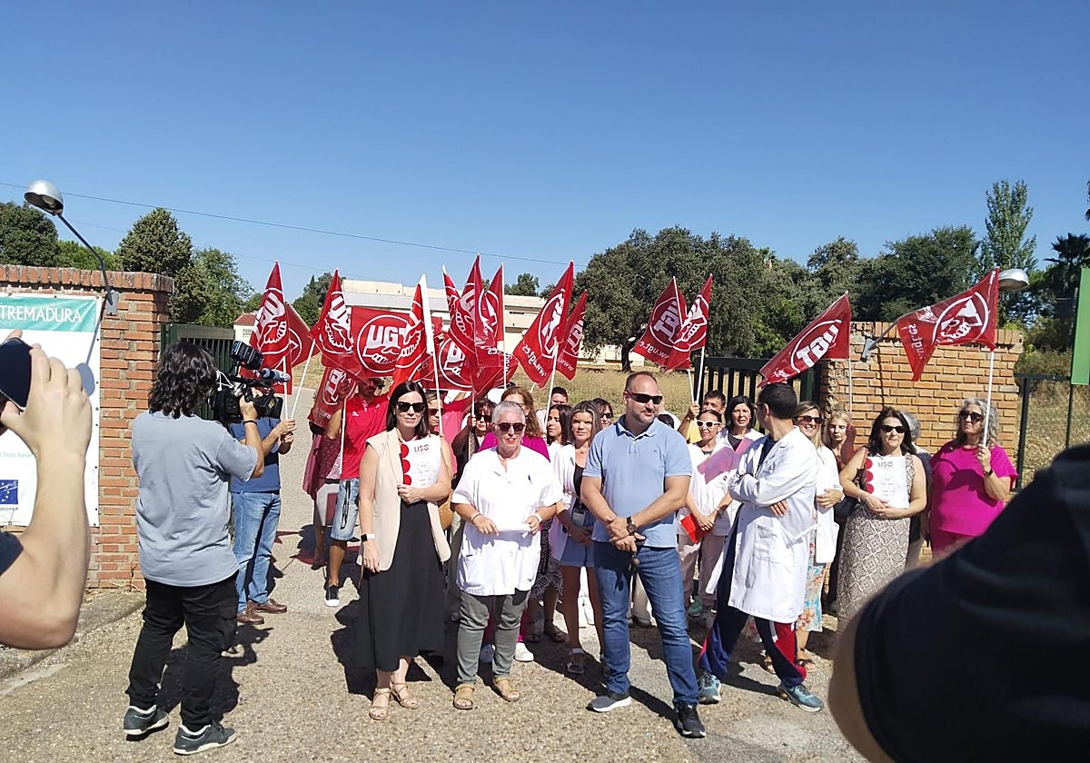 Los cuidadores, arropados por delegado sindicales y políticos, a las puertas del colegio de Los Ángeles este lunes.