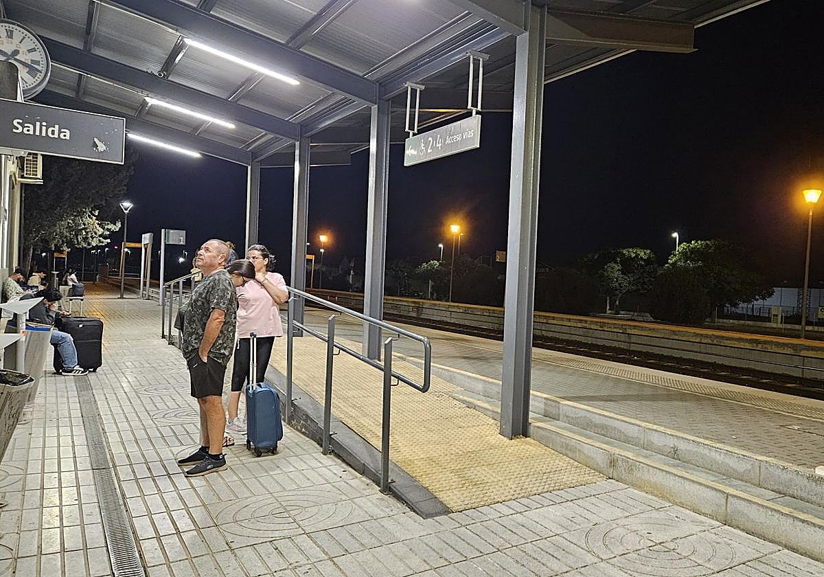 Viajeros esperando el tren en la estación de Don Benito.