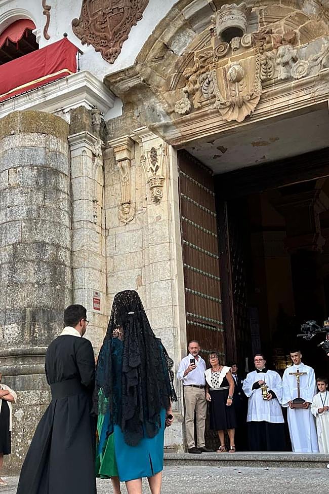 Llegada de Alejandro a la iglesia de Nuestra Señora de la Granada, en Llerena, junto a su madre.