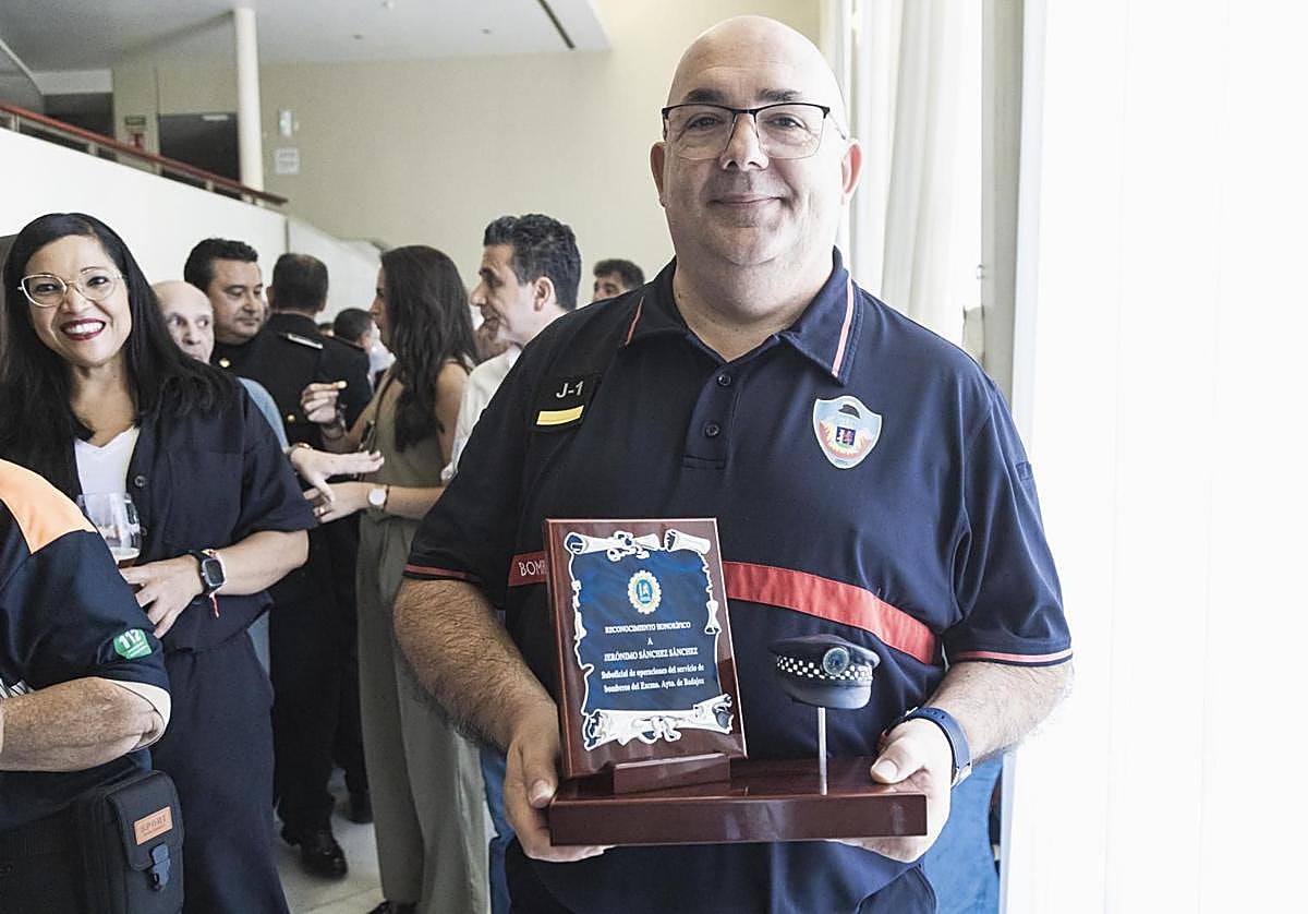 Jerónimo Hernández, con el premio honorífico.